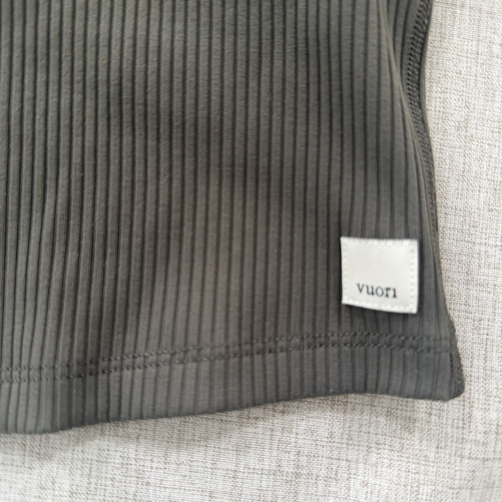 Vuori Ribbed Cropped V-Neck Strappy Tank Womens Medium Gym Girlie Yoga Workout